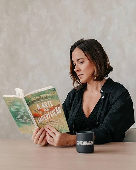 Milena de Oliveira lendo