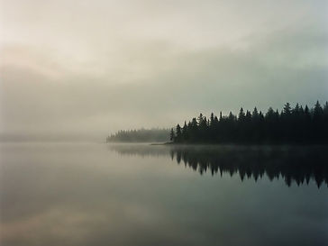 Mgliste jezioro o świcie