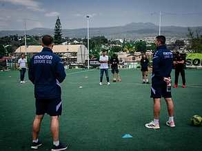 Entrenadores dirigiendo a los participantes en el campo del ID Talent 2