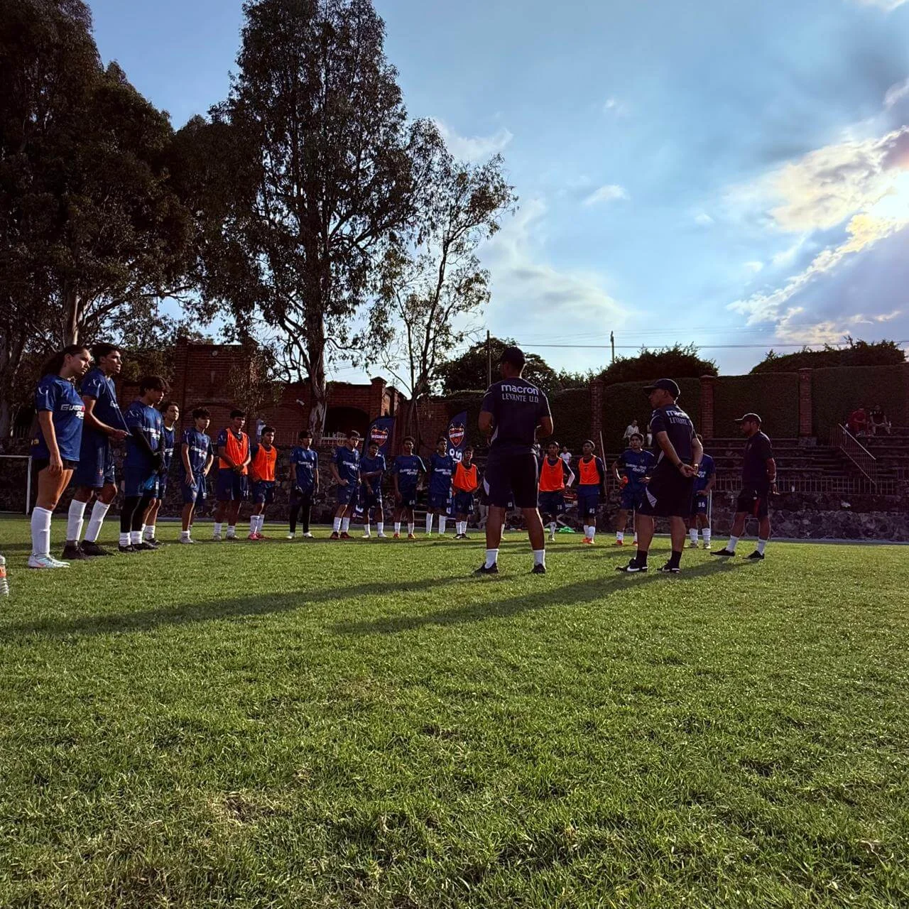 Jugadores durante una sesión de entrenamiento de Guesumoto Sports