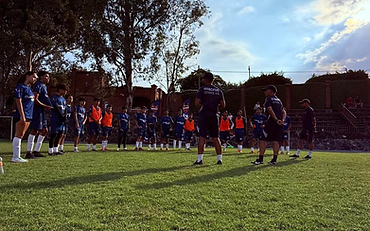 Entrenadores del Levante UD dirigiendo a jóvenes jugadores durante la sesión