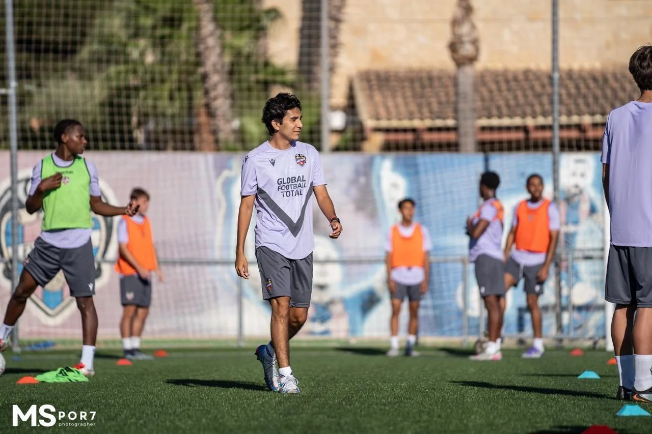 Jugador caminando en el campo de entrenamiento del Player Experience