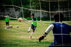 Jugador rematando al arco durante el entrenamiento del ID Talent 2