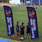 Entrenadores del Levante UD entre las banderas en el campo de fútbol