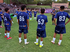 Jóvenes jugadores con camiseta ID Talent durante el entrenamiento en Marymount