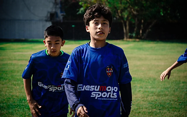 Jóvenes jugadores con camiseta del Levante UD caminando al campo