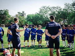 Entrenadores del Levante UD con grupo de jóvenes jugadores en el campo
