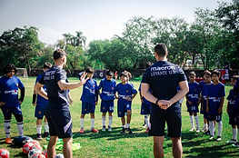 Entrenadores del Levante UD con grupo de jóvenes jugadores en el campo