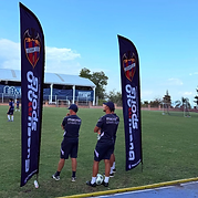 Cuerpo técnico del Levante UD entre las banderas en Marymount