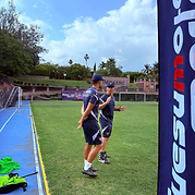 Staff conversando en el campo con el banner de ID Talent visible