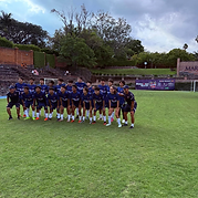 Equipo juvenil posando con el banner de ID Talent en Marymount