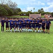 Grupo de jugadores y entrenadores con el banner de ID Talent en Marymount