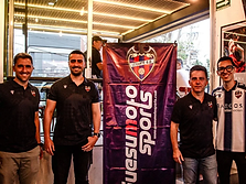 Staff posando frente al banner del Levante UD en interiores