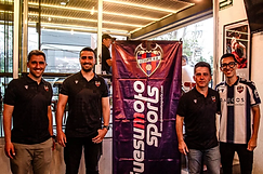 Staff posando frente al banner del Levante UD en interiores