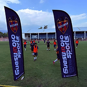Banderas de Guesumoto Sports en el campo de fútbol