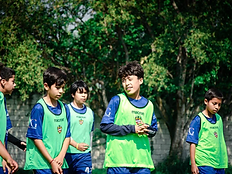 Jóvenes jugadores con chalecos durante el entrenamiento del ID Talent 2
