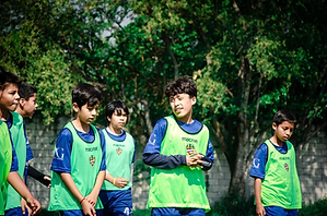 Jóvenes jugadores con chalecos durante el entrenamiento del ID Talent 2
