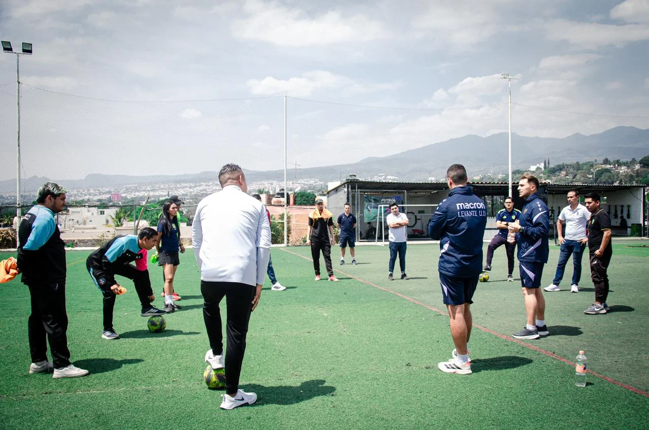Sesión de entrenamiento en cancha de césped sintético con el Levante UD