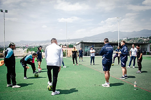 Sesión de entrenamiento en cancha de césped sintético con los entrenadores del Levante UD