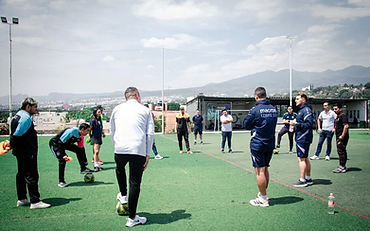 Sesión de entrenamiento en cancha de césped sintético con el Levante UD