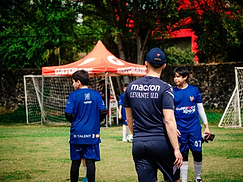 Entrenador del Levante UD con jóvenes jugadores durante el entrenamiento