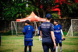 Entrenador del Levante UD con jóvenes jugadores durante el entrenamiento