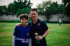 Joven jugador con entrenador del Levante UD posando en el campo