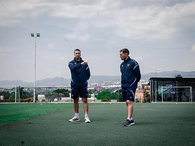 Entrenadores del Levante UD sobre el campo de fútbol