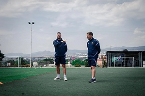 Entrenadores del Levante UD sobre el campo de fútbol