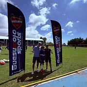 Participantes posando entre las banderas de Guesumoto Sports