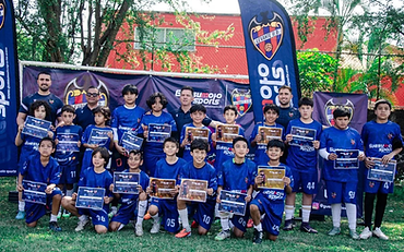 Foto grupal de jugadores y entrenadores con diplomas del ID Talent 2