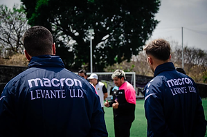 Entrenadores del Levante UD observando la práctica en campo