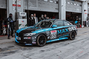 MAXSEL-Rennwagen #650 in der Boxengasse – Fahrzeugdesign von Rheinpiraten