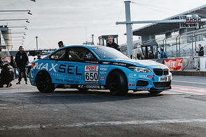 MAXSEL-Rennwagen #650 in der Boxengasse – Fahrzeugdesign von Rheinpiraten