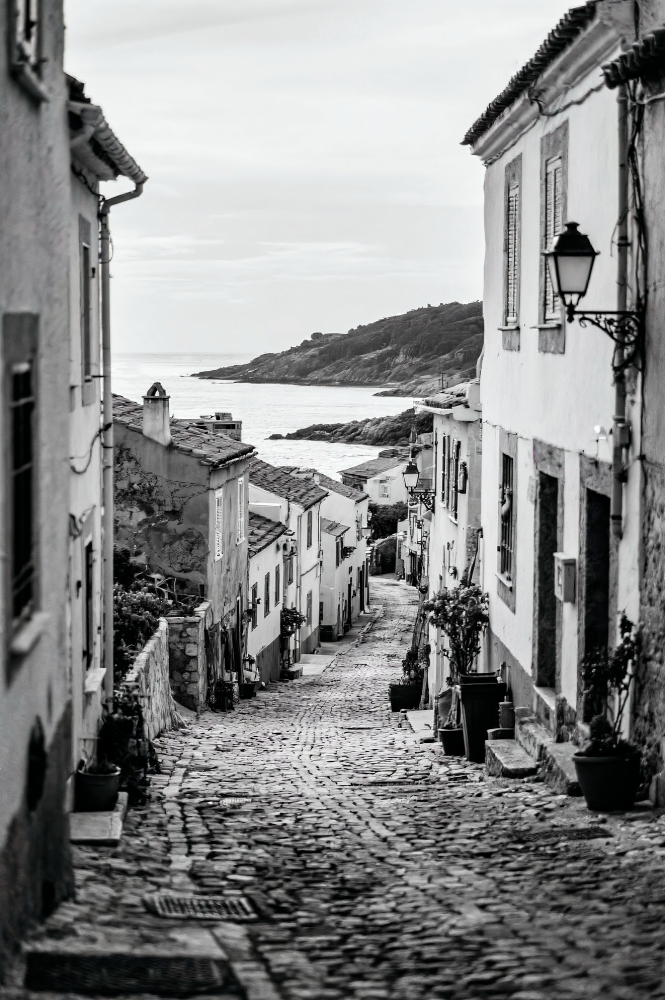 Ruelle d'un village côtier menant à la mer