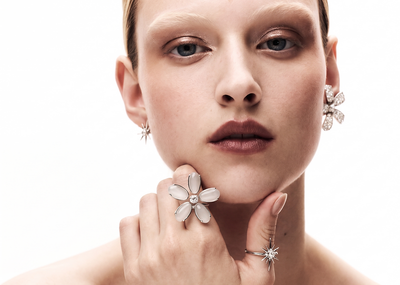 Digital human wearing floral and star-shaped jewellery