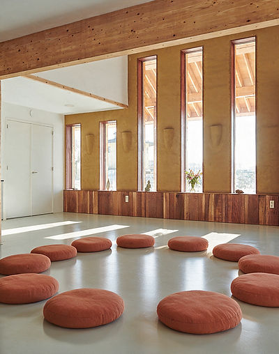 Meditatiekussens in een cirkel in de lichte zaal