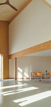De lichte zaal met houten vloer