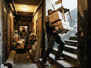 Räumung von Wohnung und Keller: Räumung Keller und Wohnung: Kartons und Möbel werden aus dem Keller getragen, Sackkarre im Hintergrund.