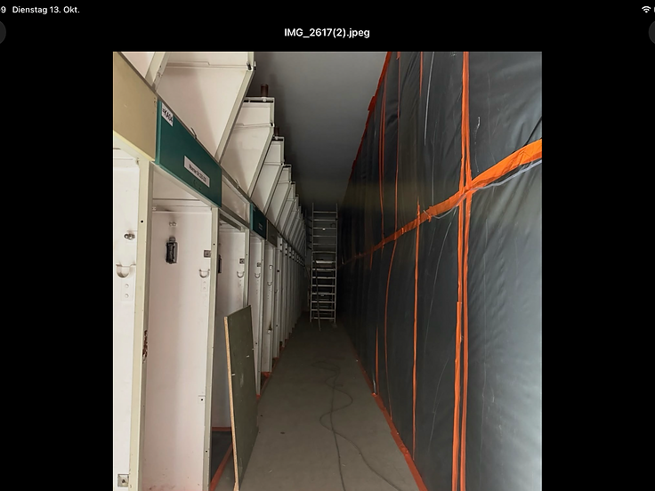 Mit Folie und orangem Klebeband abgetrennter Arbeitsbereich in einem Flur