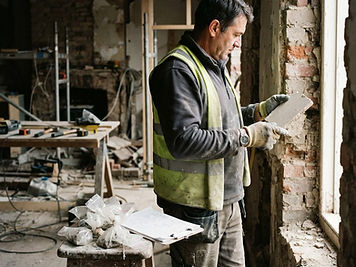Schadstoffprüfung & Proben: Materialprobe wird im Gebäude im Tageslicht begutachtet, Probenbeutel und Notizen dabei.