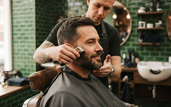 Illustration d'une taille de barbe au peigne et à la tondeuse.