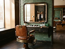 Illustration d'un fauteuil en cuir cognac vide face au miroir.