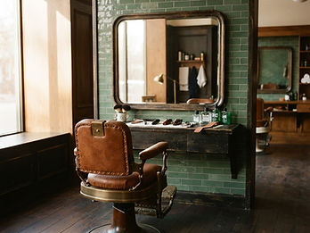 Illustration d'un fauteuil en cuir cognac vide face au miroir.