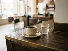 Illustration d'une tasse de café et d'un verre d'eau sur le comptoir.