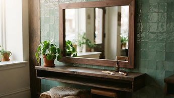 Illustration de la lumière du matin sur un miroir, une plante et la faïence verte.