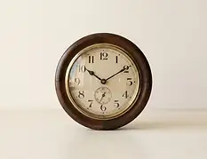 שעון קיר עץ אגוז