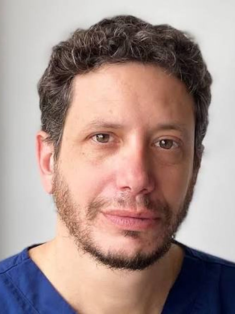 ד"ר גבריאל סמל במרפאה