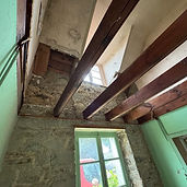 Plafond ouvert, solives et mur en pierre