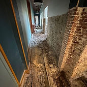 Couloir au plancher déposé